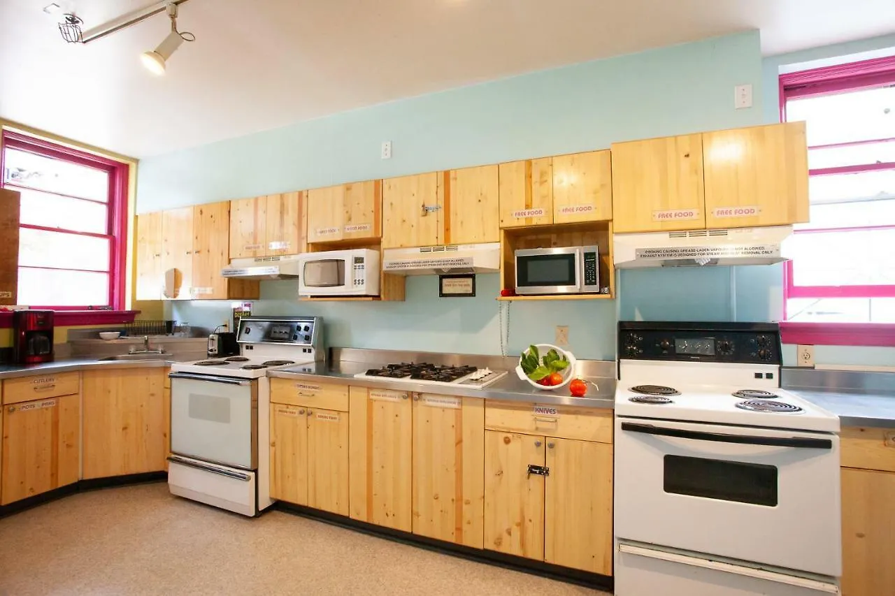 Ocean Island Inn | Backpackers | Suites Victoria Hostel