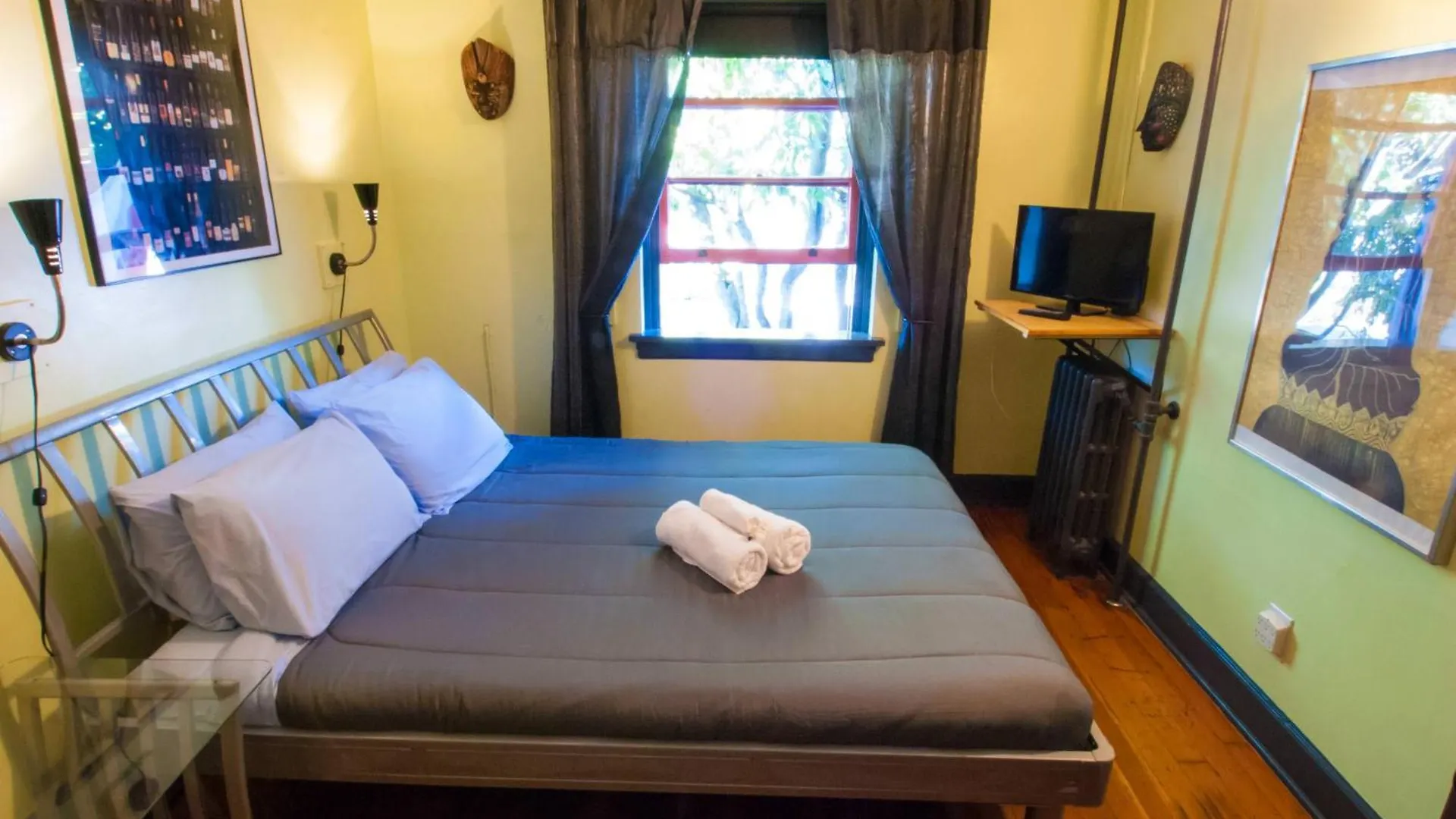Ocean Island Inn | Backpackers | Suites Victoria Hostel